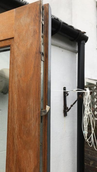 locksmith repairing door